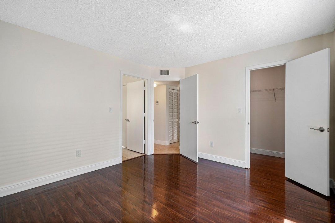 Active With Contract: $2,300 (2 beds, 2 baths, 948 Square Feet)