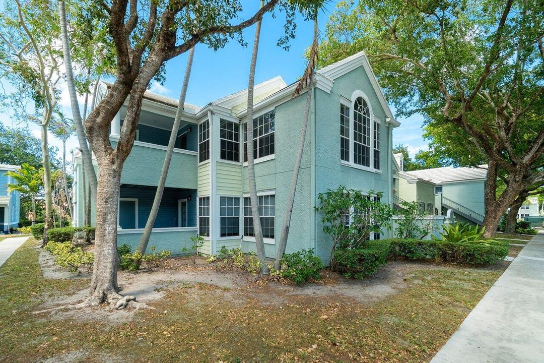 Active With Contract: $2,300 (2 beds, 2 baths, 948 Square Feet)