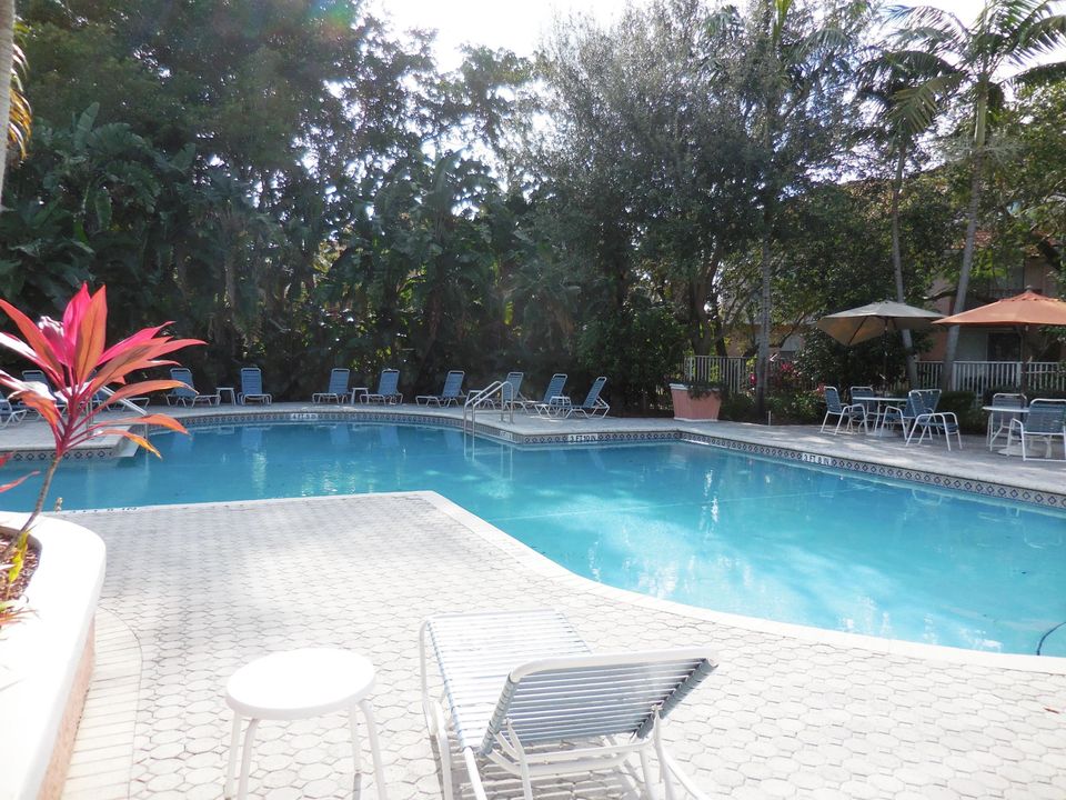 Active With Contract: $2,300 (2 beds, 2 baths, 948 Square Feet)