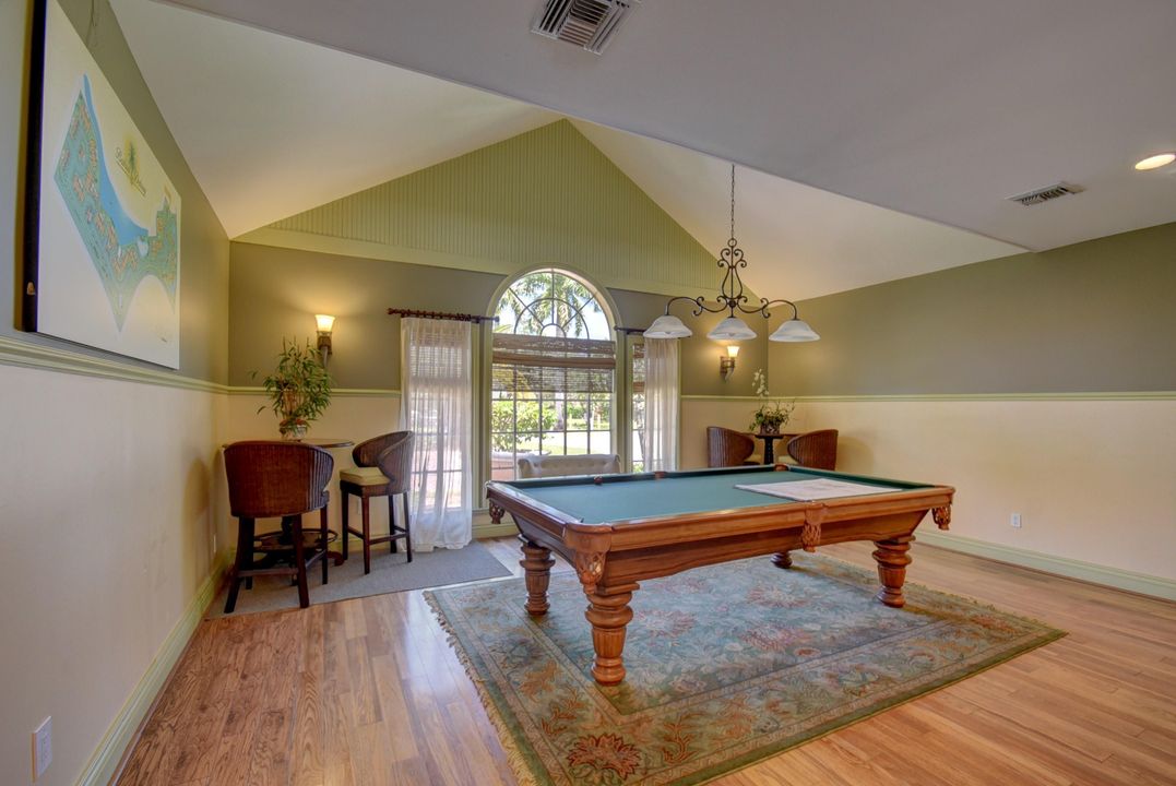 Active With Contract: $2,300 (2 beds, 2 baths, 948 Square Feet)