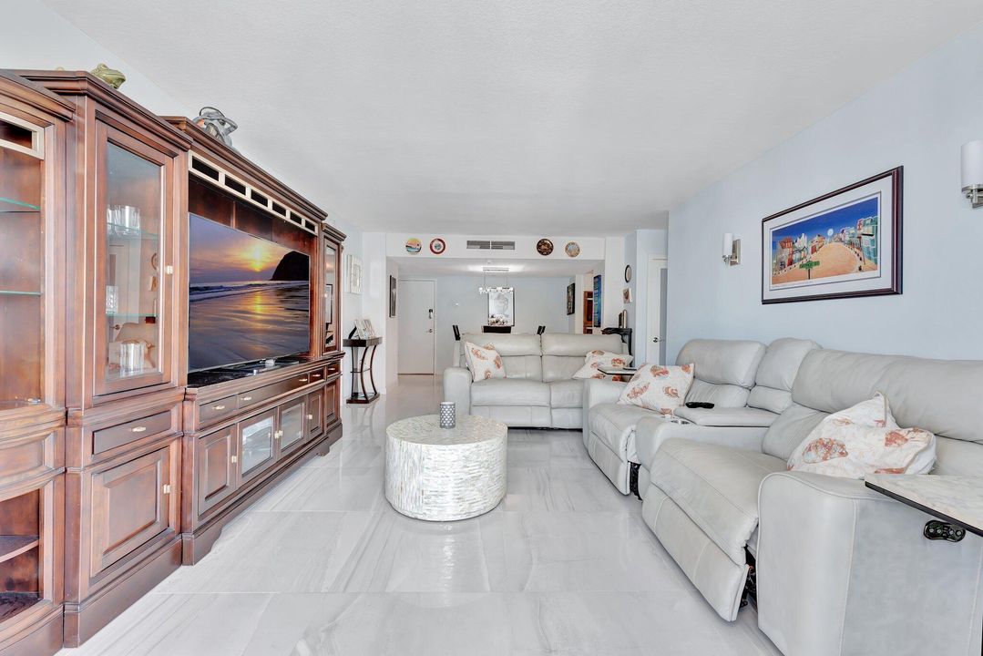 For Rent: $5,000 (2 beds, 2 baths, 1120 Square Feet)