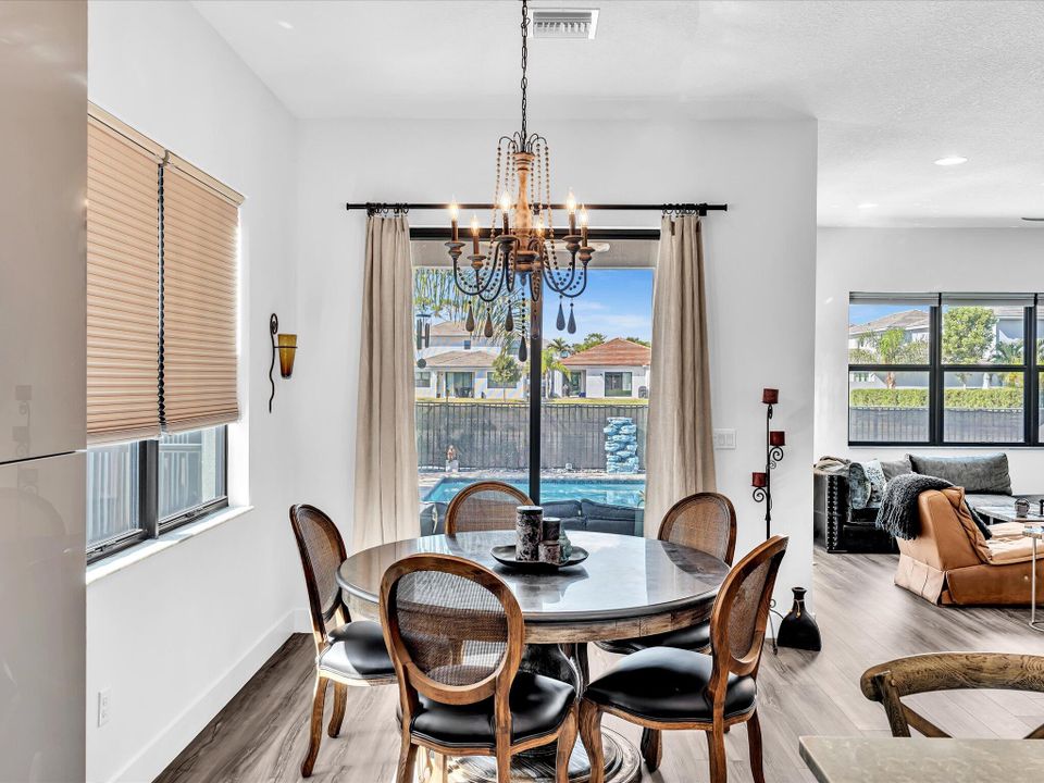 待售: $875,000 (3 贝兹, 2 浴室, 2105 平方英尺)