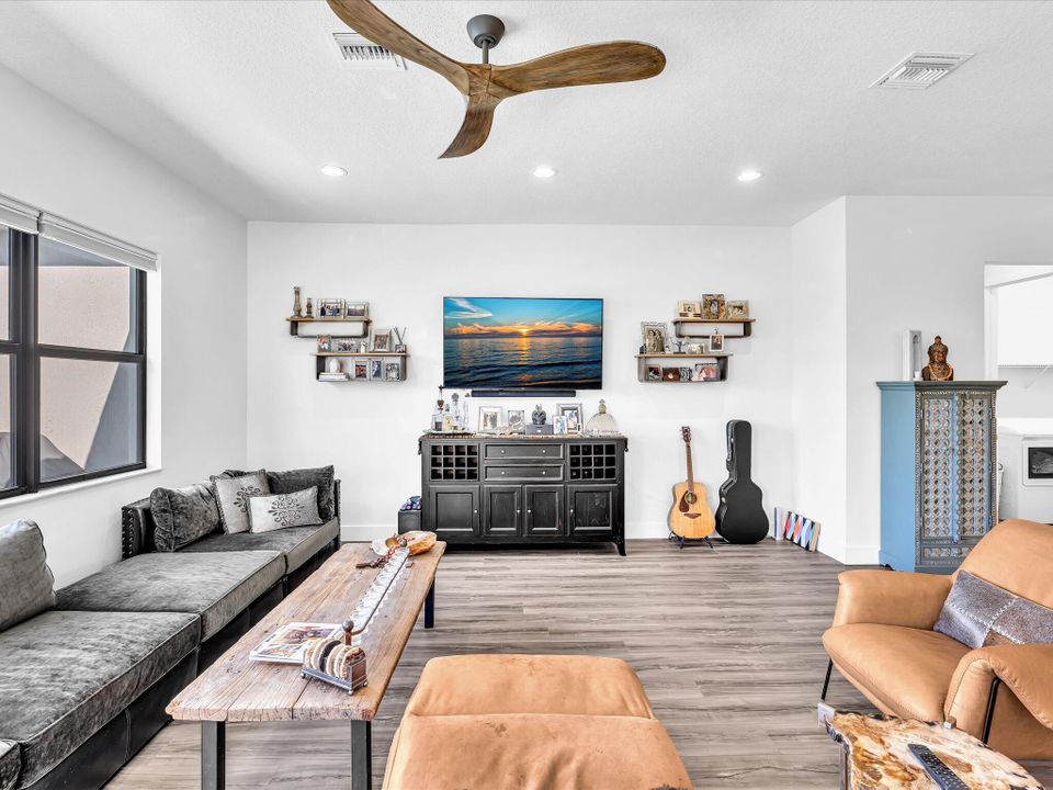 待售: $875,000 (3 贝兹, 2 浴室, 2105 平方英尺)