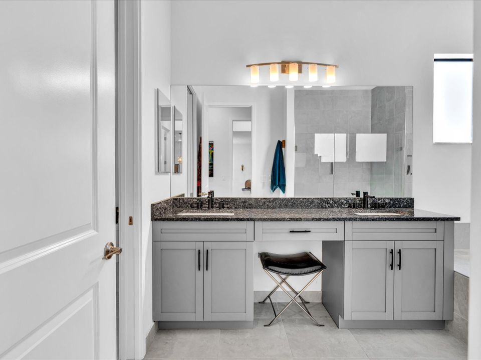 待售: $875,000 (3 贝兹, 2 浴室, 2105 平方英尺)