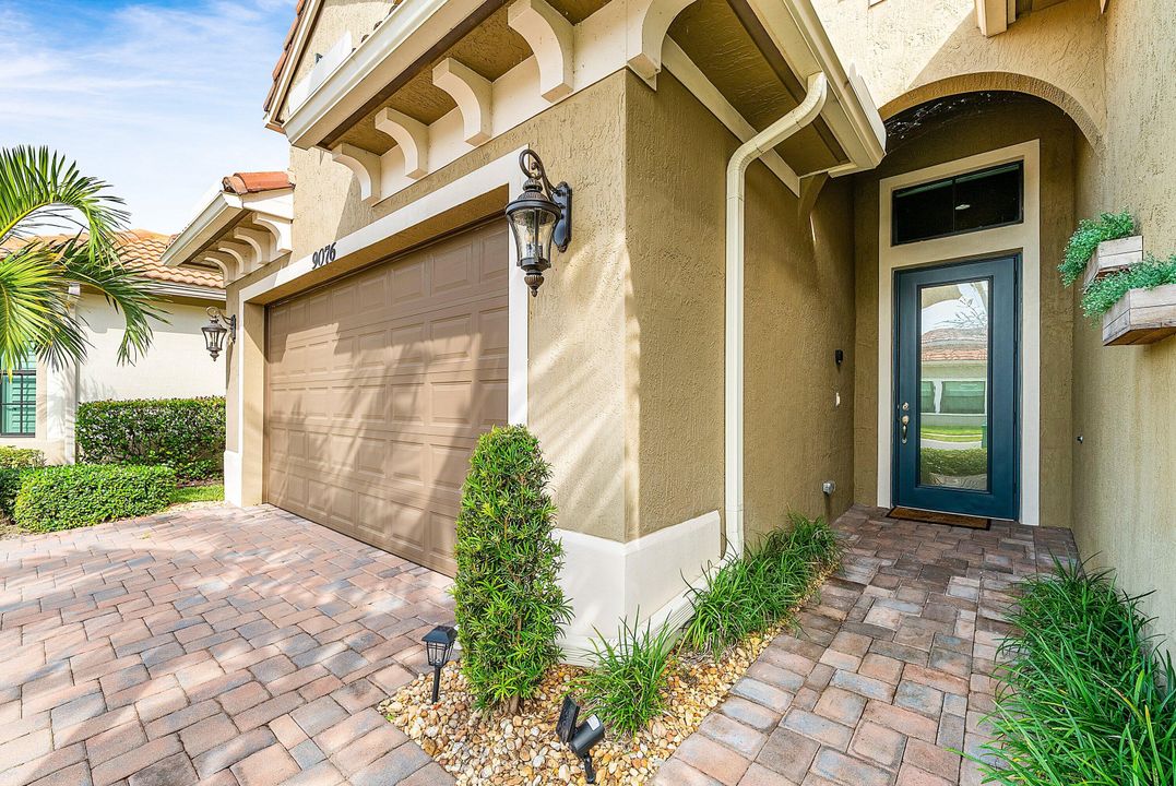 合同活跃: $975,000 (2 贝兹, 2 浴室, 2714 平方英尺)