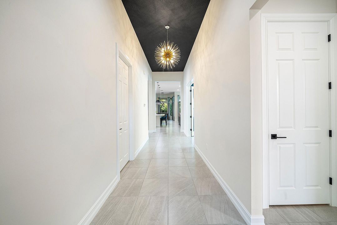 合同活跃: $975,000 (2 贝兹, 2 浴室, 2714 平方英尺)