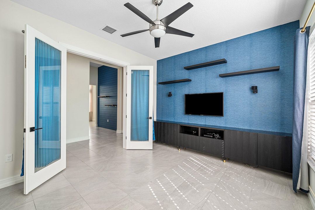 合同活跃: $975,000 (2 贝兹, 2 浴室, 2714 平方英尺)