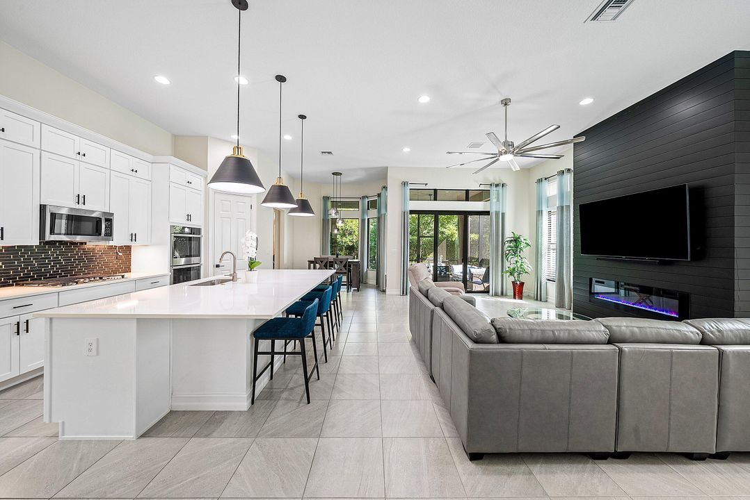 合同活跃: $975,000 (2 贝兹, 2 浴室, 2714 平方英尺)