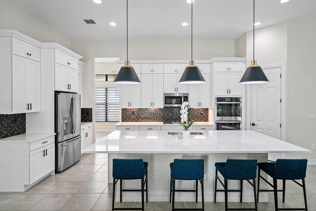 合同活跃: $975,000 (2 贝兹, 2 浴室, 2714 平方英尺)