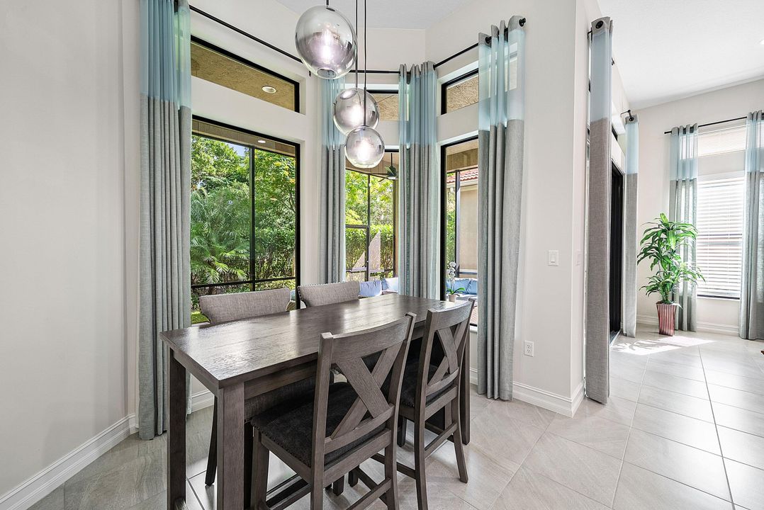 合同活跃: $975,000 (2 贝兹, 2 浴室, 2714 平方英尺)