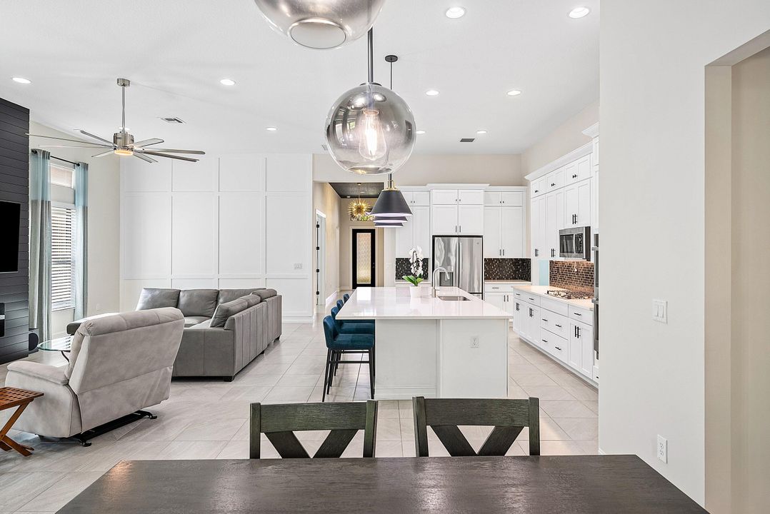 合同活跃: $975,000 (2 贝兹, 2 浴室, 2714 平方英尺)