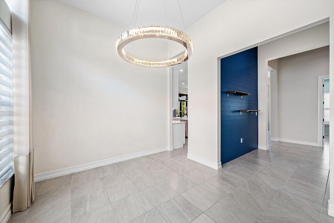 合同活跃: $975,000 (2 贝兹, 2 浴室, 2714 平方英尺)