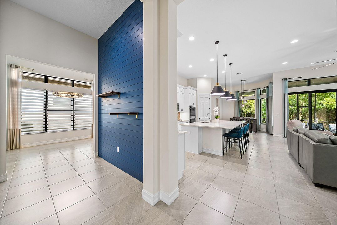 合同活跃: $975,000 (2 贝兹, 2 浴室, 2714 平方英尺)