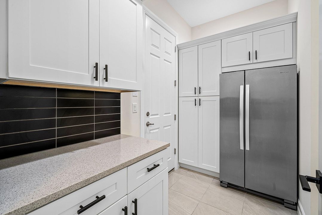 合同活跃: $975,000 (2 贝兹, 2 浴室, 2714 平方英尺)