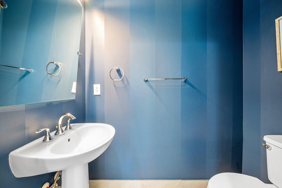 合同活跃: $975,000 (2 贝兹, 2 浴室, 2714 平方英尺)