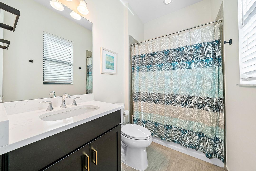 合同活跃: $975,000 (2 贝兹, 2 浴室, 2714 平方英尺)