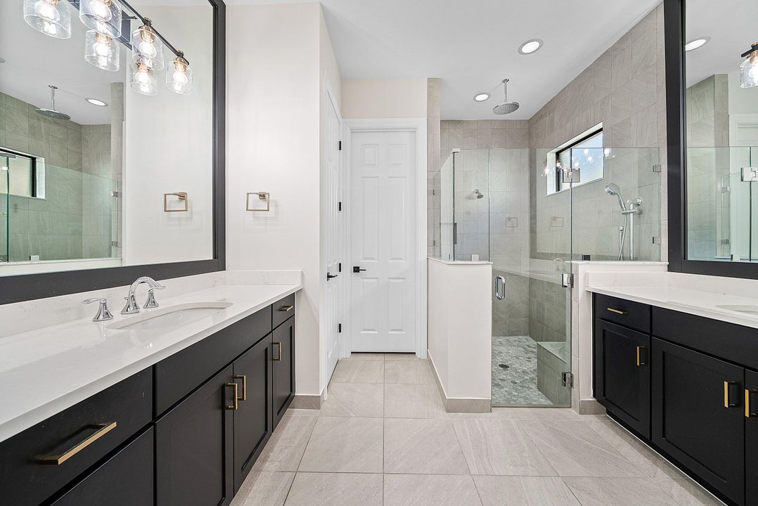 合同活跃: $975,000 (2 贝兹, 2 浴室, 2714 平方英尺)