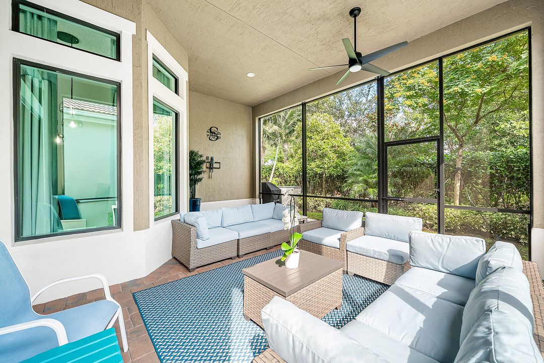 合同活跃: $975,000 (2 贝兹, 2 浴室, 2714 平方英尺)