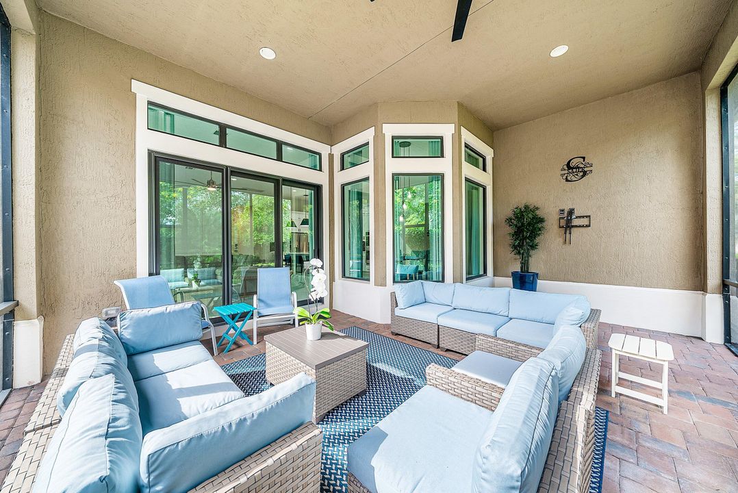 合同活跃: $975,000 (2 贝兹, 2 浴室, 2714 平方英尺)