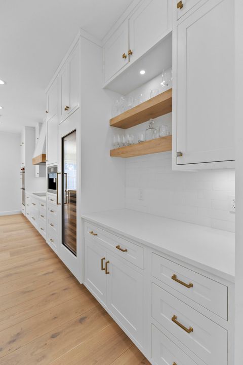 合同活跃: $4,255,000 (5 贝兹, 5 浴室, 4296 平方英尺)