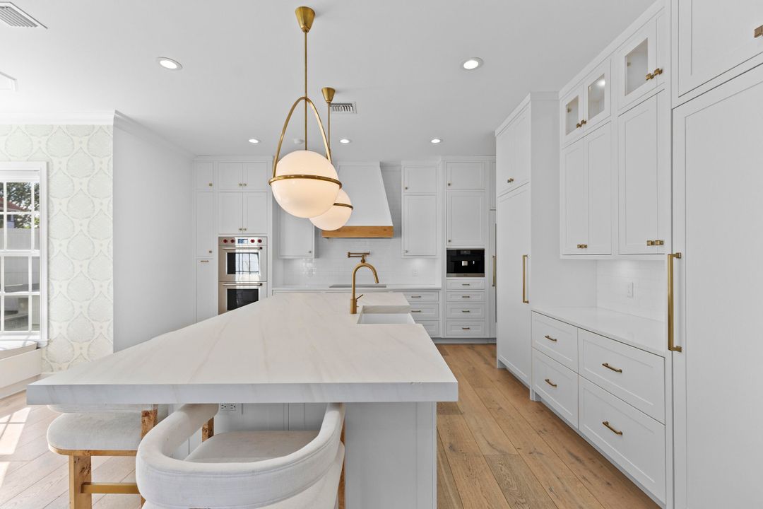 合同活跃: $4,255,000 (5 贝兹, 5 浴室, 4296 平方英尺)