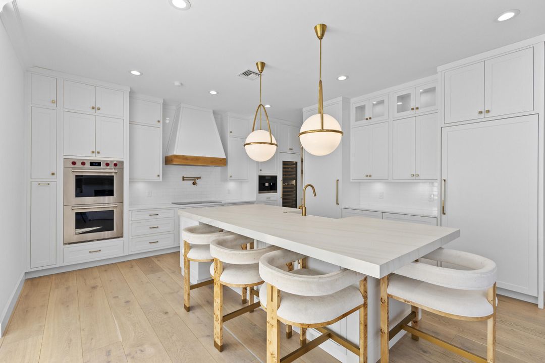 合同活跃: $4,255,000 (5 贝兹, 5 浴室, 4296 平方英尺)