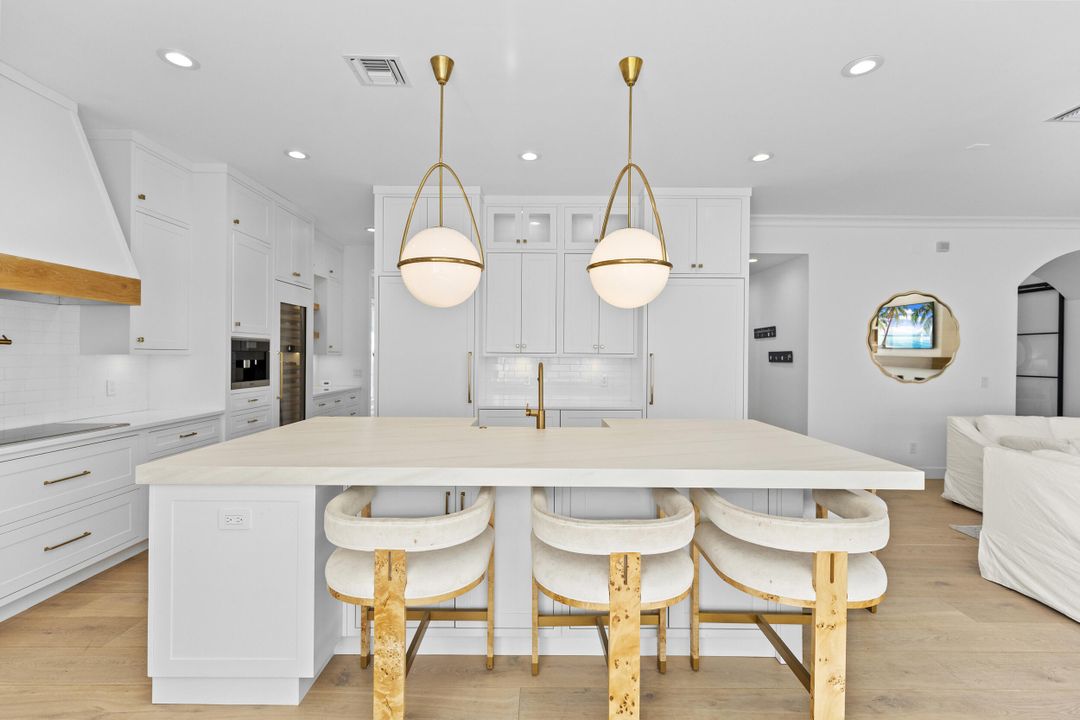 合同活跃: $4,255,000 (5 贝兹, 5 浴室, 4296 平方英尺)