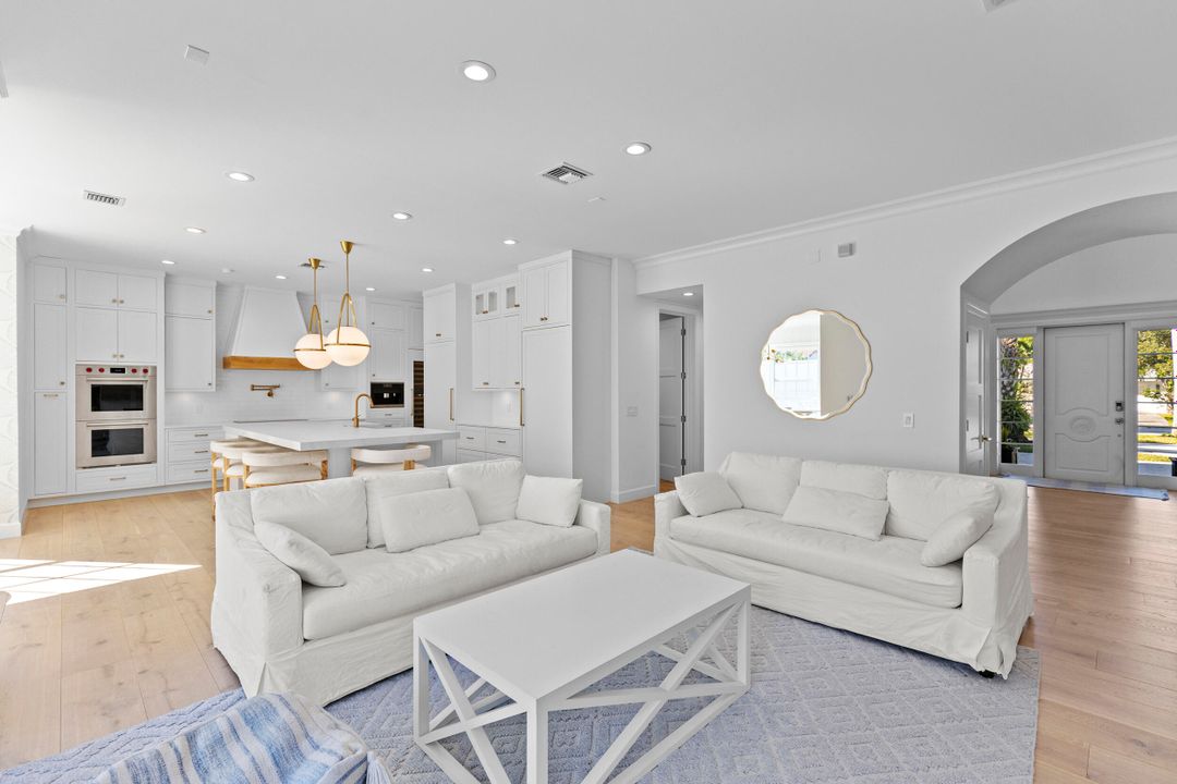 合同活跃: $4,255,000 (5 贝兹, 5 浴室, 4296 平方英尺)