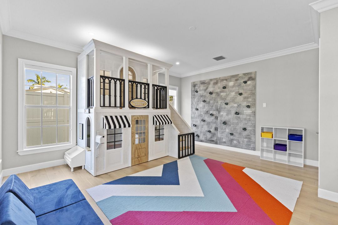 合同活跃: $4,255,000 (5 贝兹, 5 浴室, 4296 平方英尺)