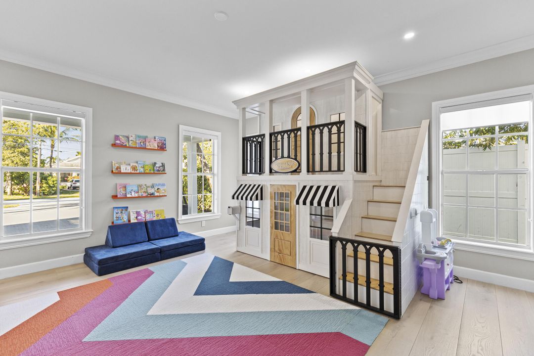 合同活跃: $4,255,000 (5 贝兹, 5 浴室, 4296 平方英尺)