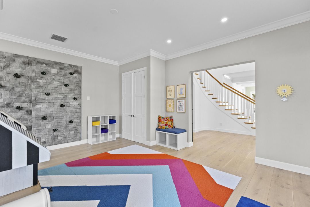 合同活跃: $4,255,000 (5 贝兹, 5 浴室, 4296 平方英尺)