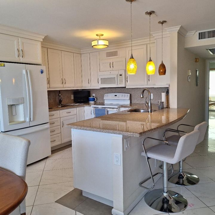 For Sale: $298,500 (2 beds, 2 baths, 1008 Square Feet)