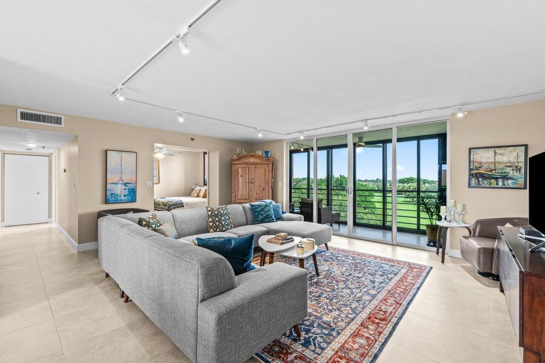 合同活跃: $460,000 (3 贝兹, 2 浴室, 2025 平方英尺)