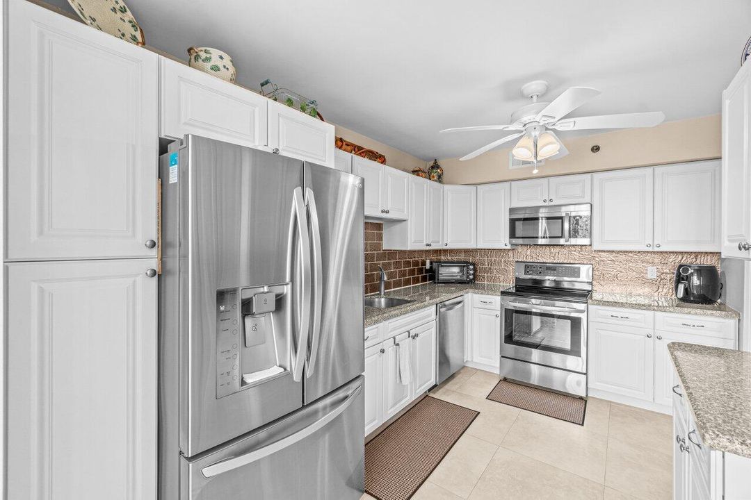 合同活跃: $460,000 (3 贝兹, 2 浴室, 2025 平方英尺)