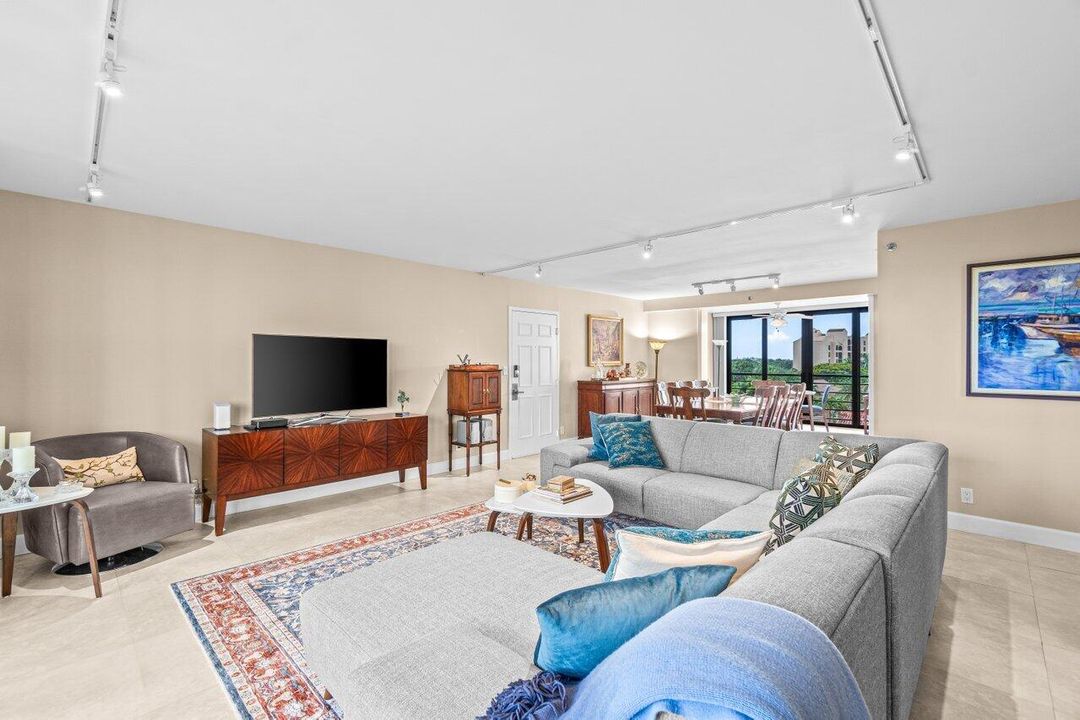 合同活跃: $460,000 (3 贝兹, 2 浴室, 2025 平方英尺)