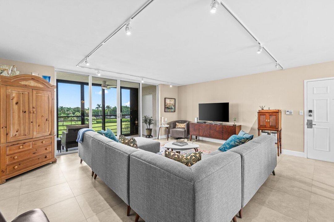 合同活跃: $460,000 (3 贝兹, 2 浴室, 2025 平方英尺)