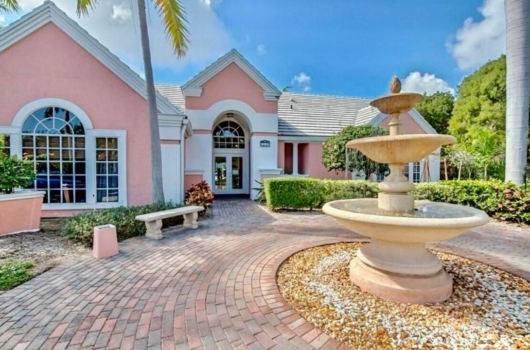 For Sale: $219,500 (1 beds, 1 baths, 696 Square Feet)