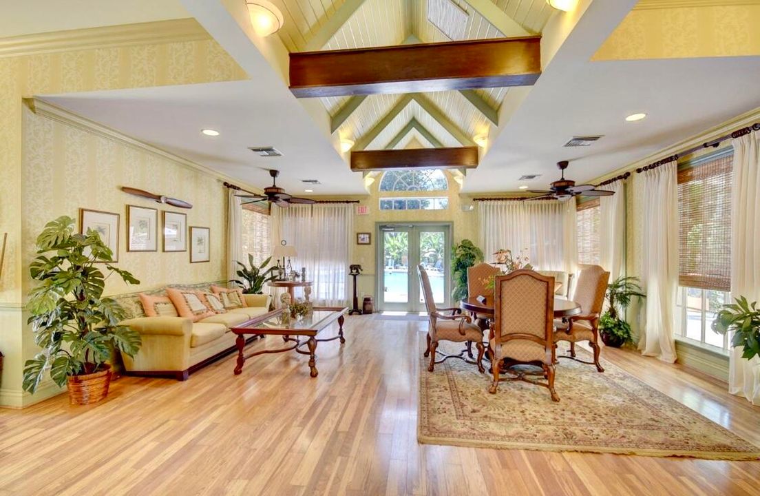 For Sale: $219,500 (1 beds, 1 baths, 696 Square Feet)