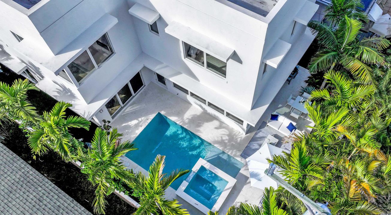 For Sale: $3,750,000 (4 beds, 5 baths, 3500 Square Feet)