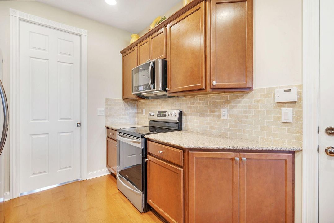 合同活跃: $600,000 (3 贝兹, 2 浴室, 1533 平方英尺)