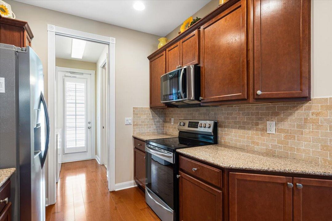 合同活跃: $600,000 (3 贝兹, 2 浴室, 1533 平方英尺)