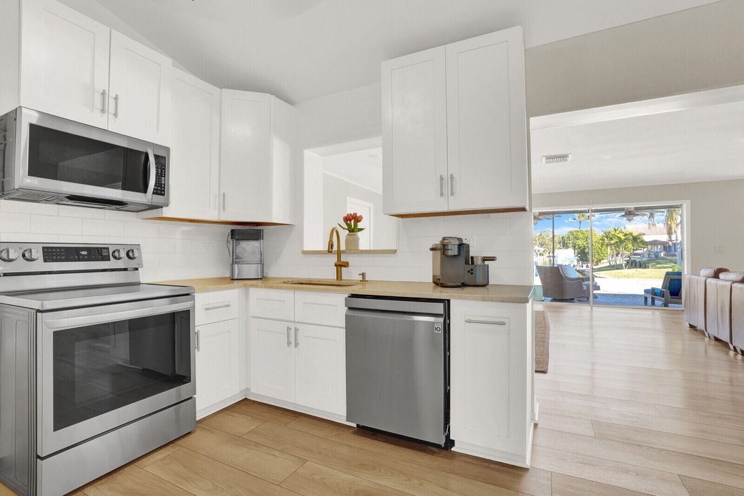 待售: $2,600,000 (5 贝兹, 4 浴室, 2774 平方英尺)