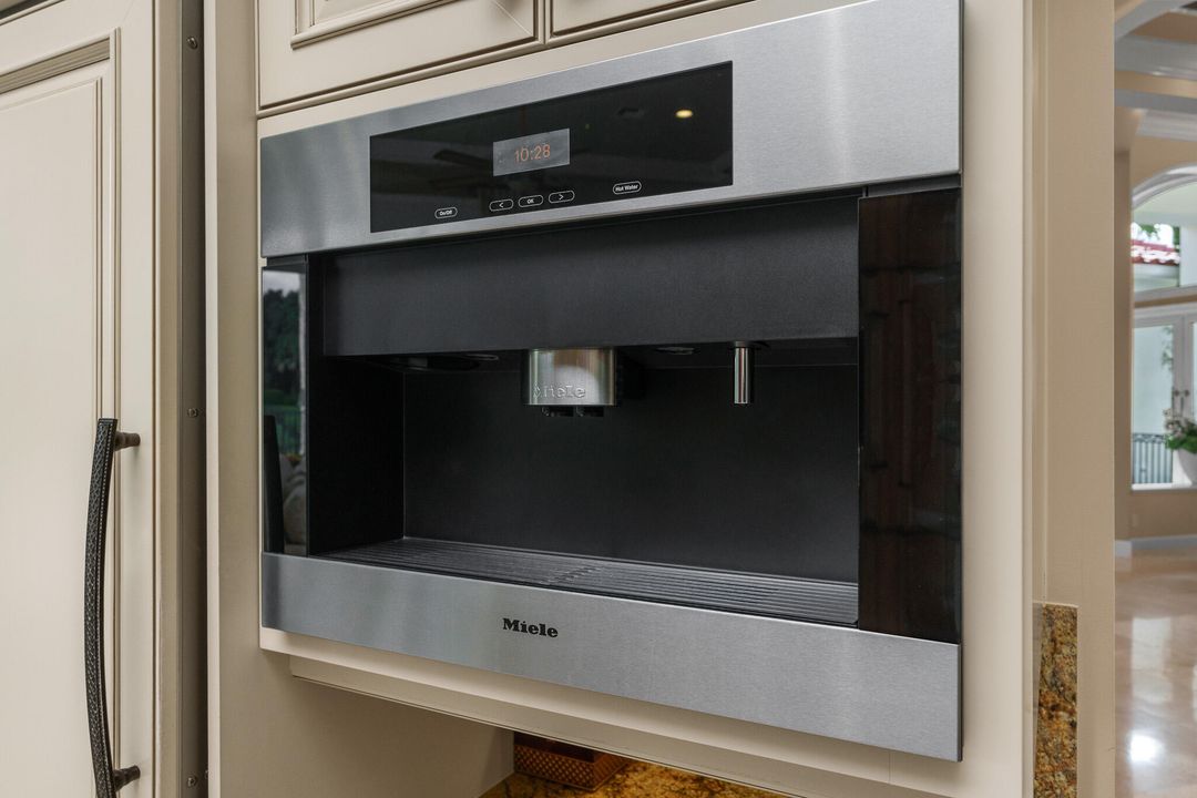 Под контрактом: $3,500,000 (3 спален, 3 ванн, 3571 Квадратных фут)