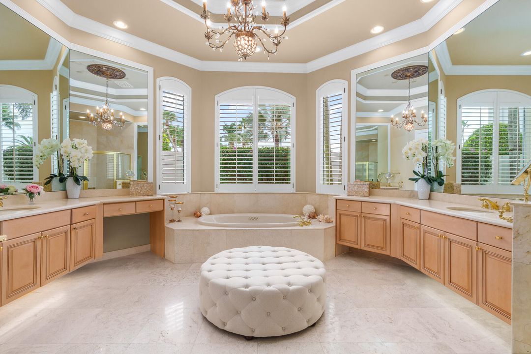 Под контрактом: $3,500,000 (3 спален, 3 ванн, 3571 Квадратных фут)