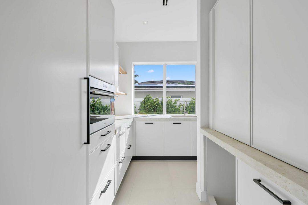 For Sale: $6,250,000 (5 beds, 5 baths, 5641 Square Feet)