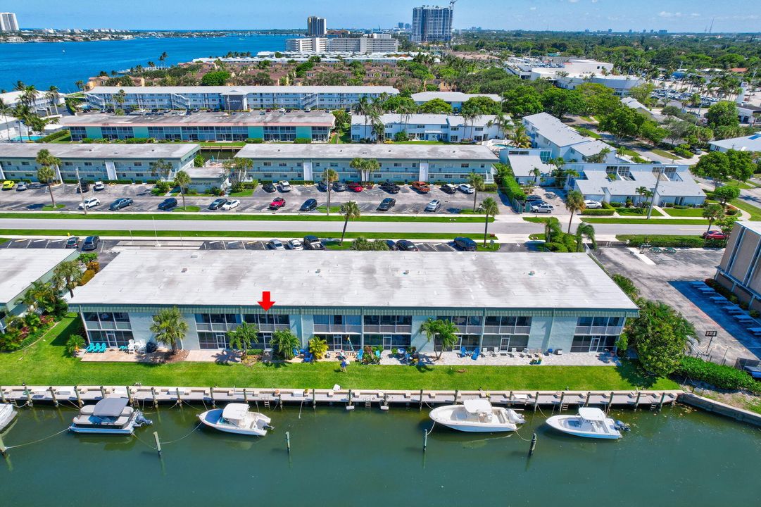 На продажу: $298,000 (2 спален, 2 ванн, 962 Квадратных фут)