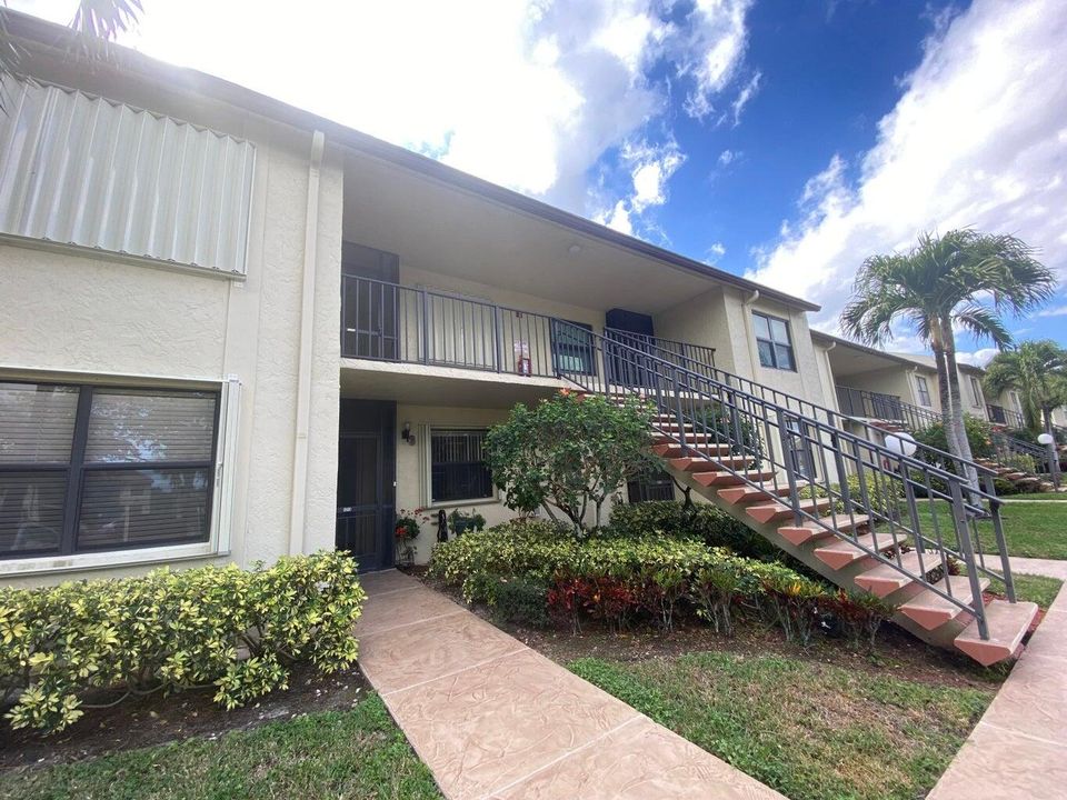 For Sale: $195,000 (2 beds, 2 baths, 1360 Square Feet)