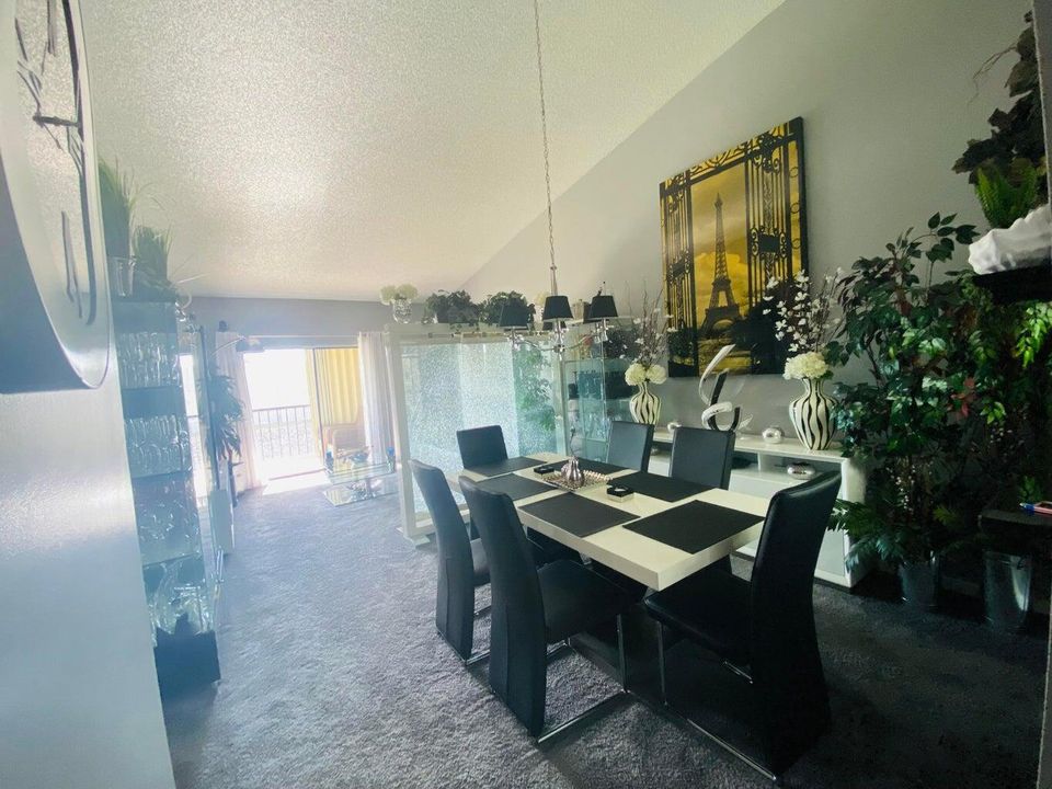 For Sale: $195,000 (2 beds, 2 baths, 1360 Square Feet)