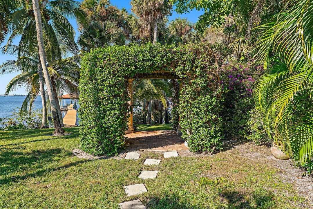 Active With Contract: $5,350,000 (3 beds, 4 baths, 5157 Square Feet)