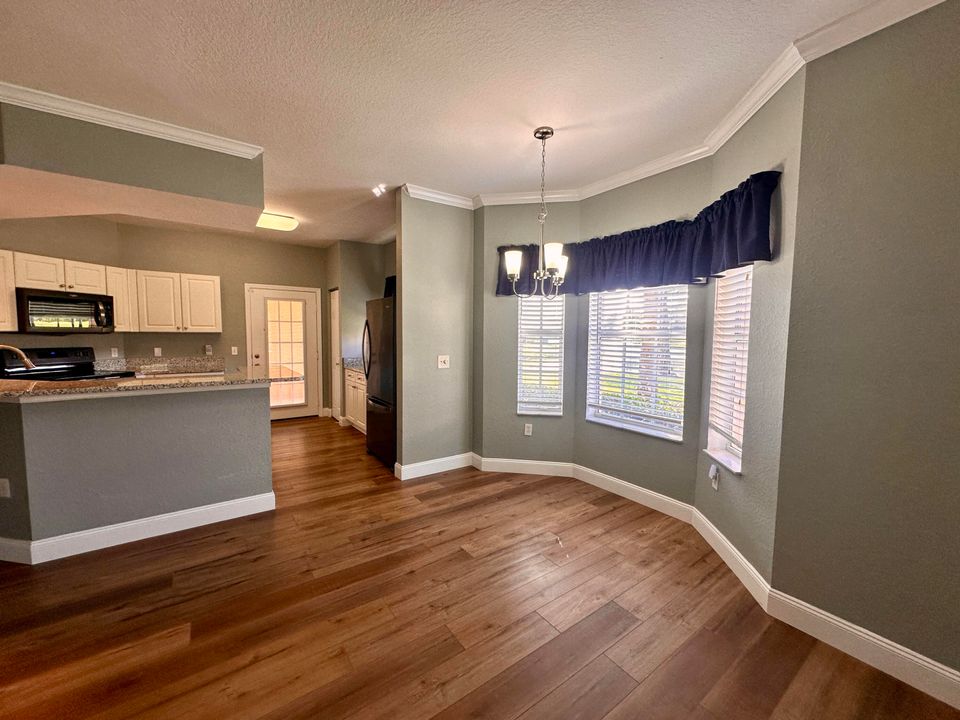 For Sale: $215,000 (2 beds, 2 baths, 1180 Square Feet)